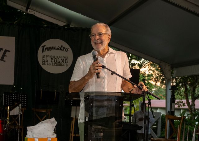 Ignacio Cortés Gelpí, presidente de la junta de directores de la Fundación Cortés, habla desde el podio