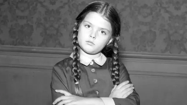 Murió Lisa Loring, primera actriz que dio vida a Merlina