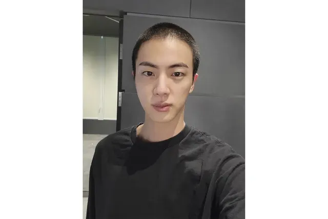 Así luce miembro de BTS tras comenzar servicio militar