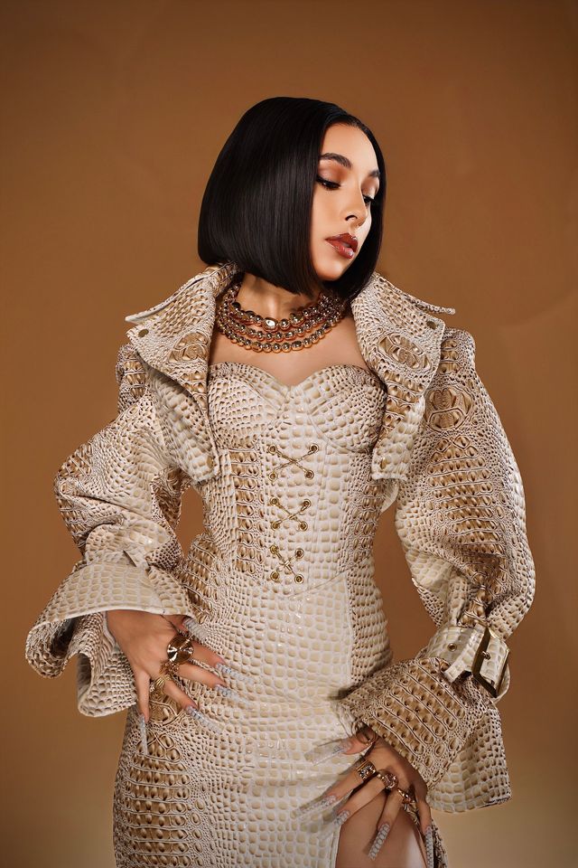 La Gigi posa con vestido de textura trenzada y pelo corto