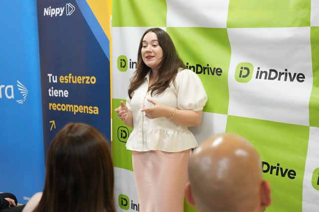 Karla Mejía, gerente de asuntos públicos de inDrive para Centroamérica, habla a los asistentes