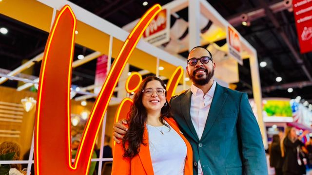 Yamila Coña y Lhay Durán en el stand de Viva Resorts
