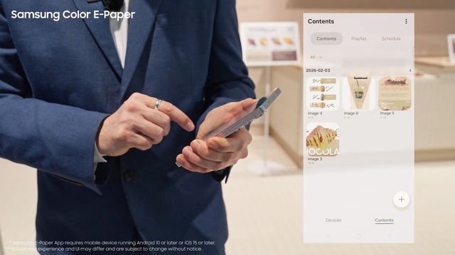 Un usuario gestiona desde el celular los contenidos de los pósteres Color E-Paper