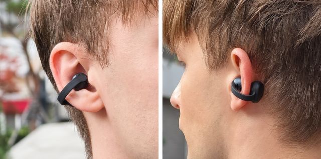 Un Galaxy Buds On de color negro abrazado a la oreja, visto de frente y de lado