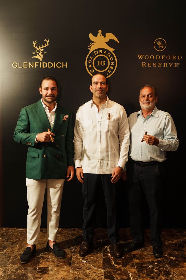 John Paul Garrido, Mariano González y Sergio Mourelle con cigarros en la mano