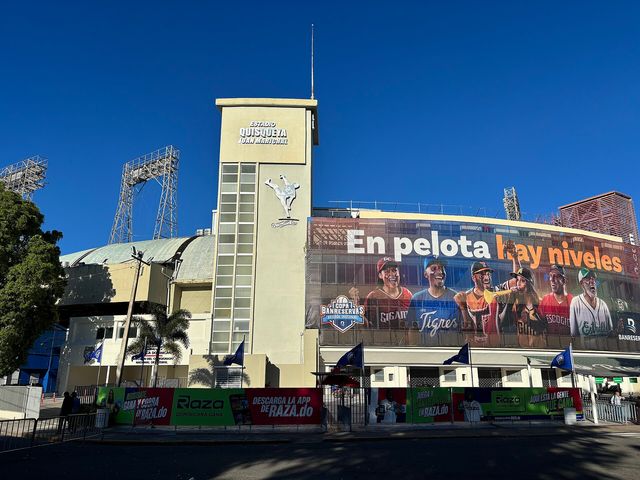 Entrada principal del Estadio Quisqueya Juan Marichal en Santo Domingo