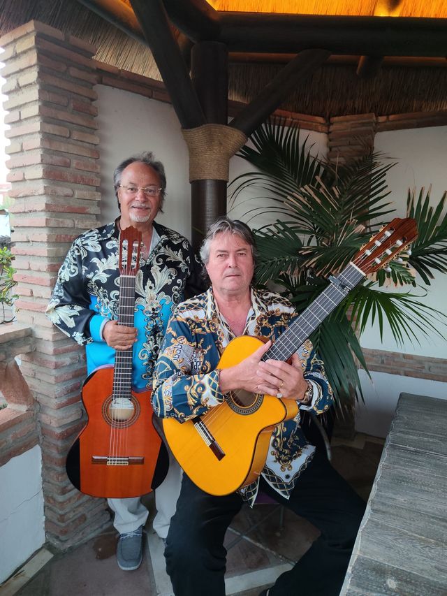 Los Gypsies posan con guitarras bajo una pérgola