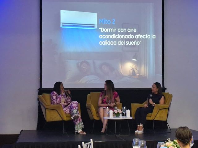 Panel sobre mitos del aire acondicionado, con la pantalla que muestra el mito sobre el sueño
