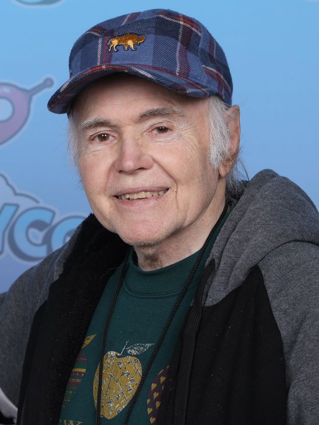 Walter Koenig sonríe con gorra de cuadros azul durante la GalaxyCon de Richmond en 2023