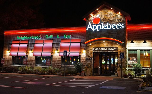 Fachada iluminada de noche de un restaurante Applebee's en Saugus, Massachusetts