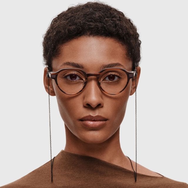 Mujer con los lentes Even G2 Brown 2 sujetos a la cadena Even G2 Chain