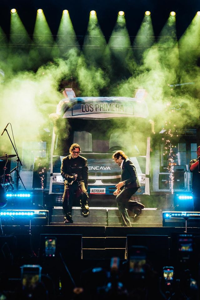 Servando y Florentino en tarima entre humo verde
