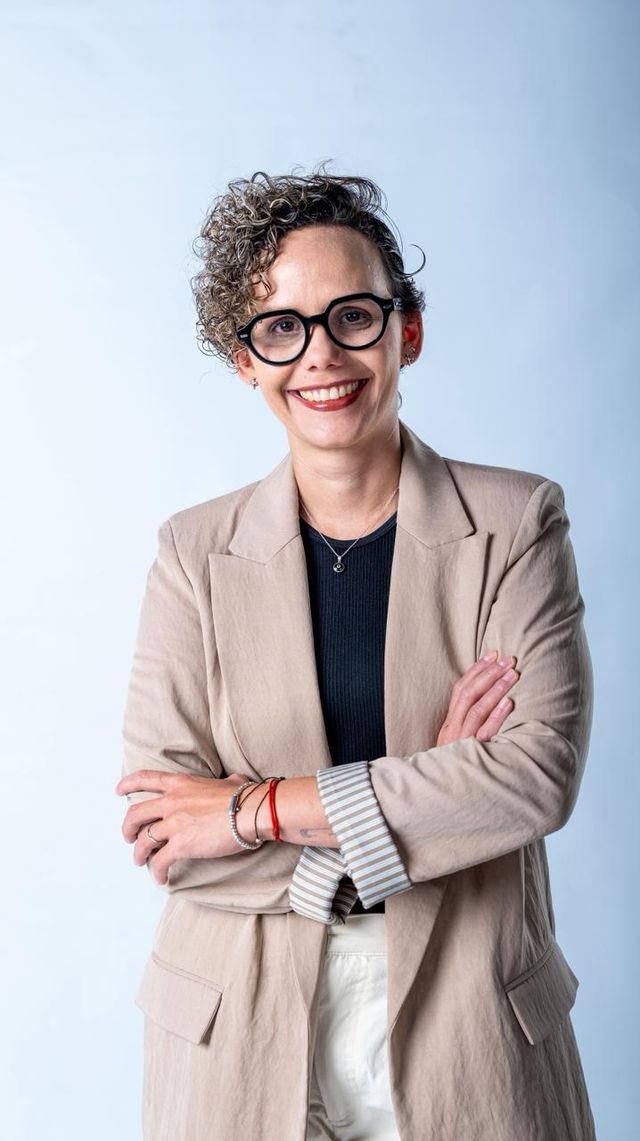 Retrato de la doctora Jazmín García con chaqueta beige