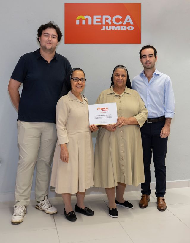 Representantes del Hogar de Ancianos Padre Abreu reciben el donativo de Merca Jumbo