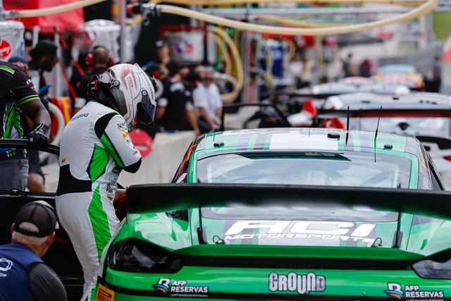 El auto de Jimmy Llibre en la calle de pits con el equipo alrededor