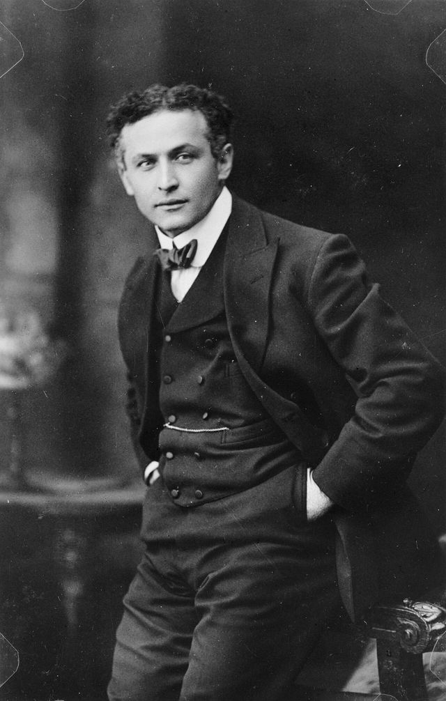 Retrato en blanco y negro de Harry Houdini con traje de chaleco cruzado y corbatín, hacia 1913