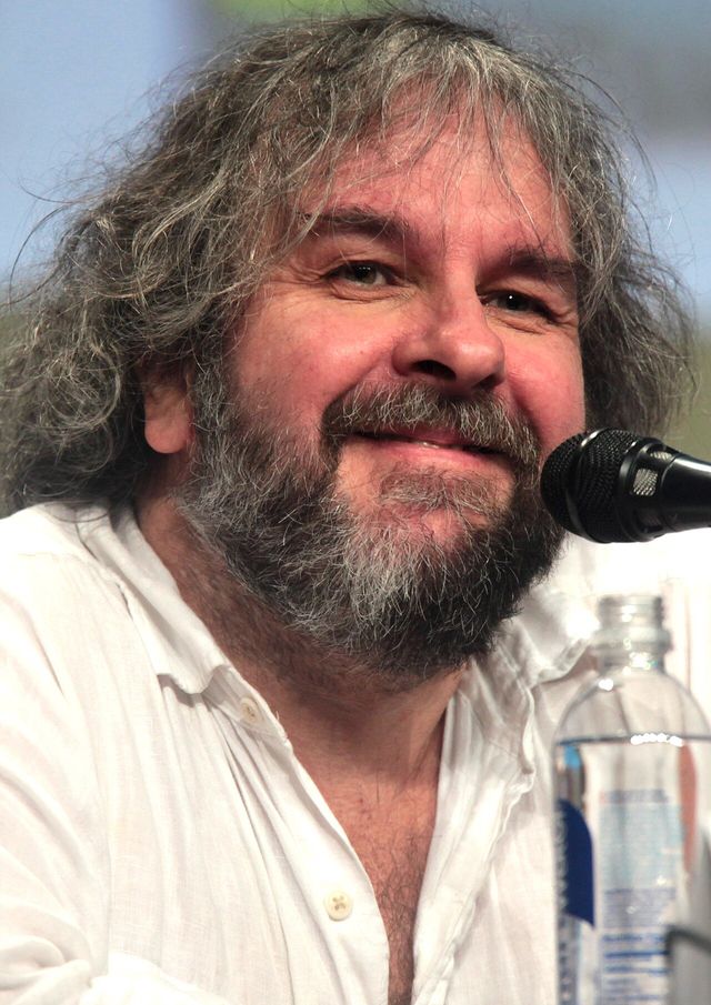 Peter Jackson sonríe frente a un micrófono en la Comic-Con de San Diego de 2014
