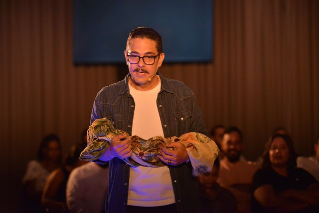 Luis José Germán en escena durante Todas las Cosas Maravillosas, con el público sentado a su alrededor