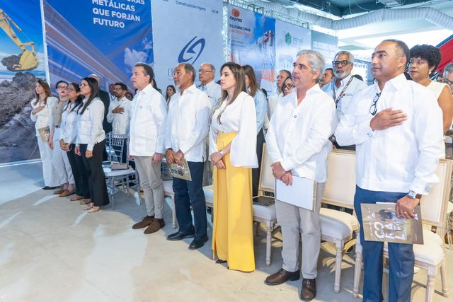 Invitados de pie durante el acto inaugural de Construexpo 2026