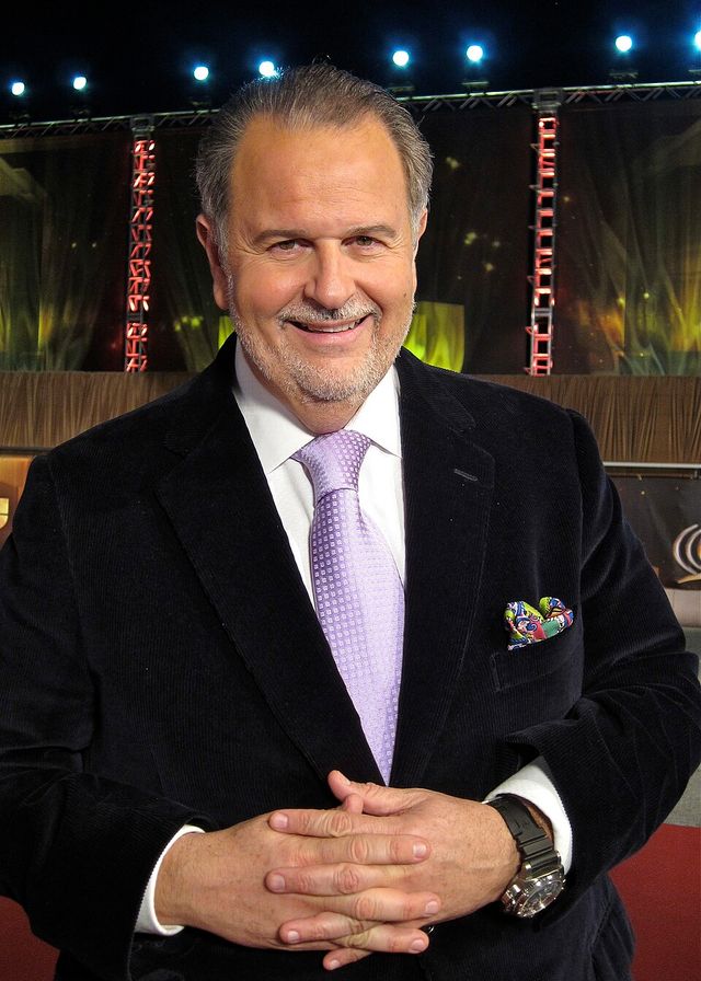Raúl de Molina sonríe con traje oscuro y corbata lila en la tarima de los Latin Grammy en Las Vegas