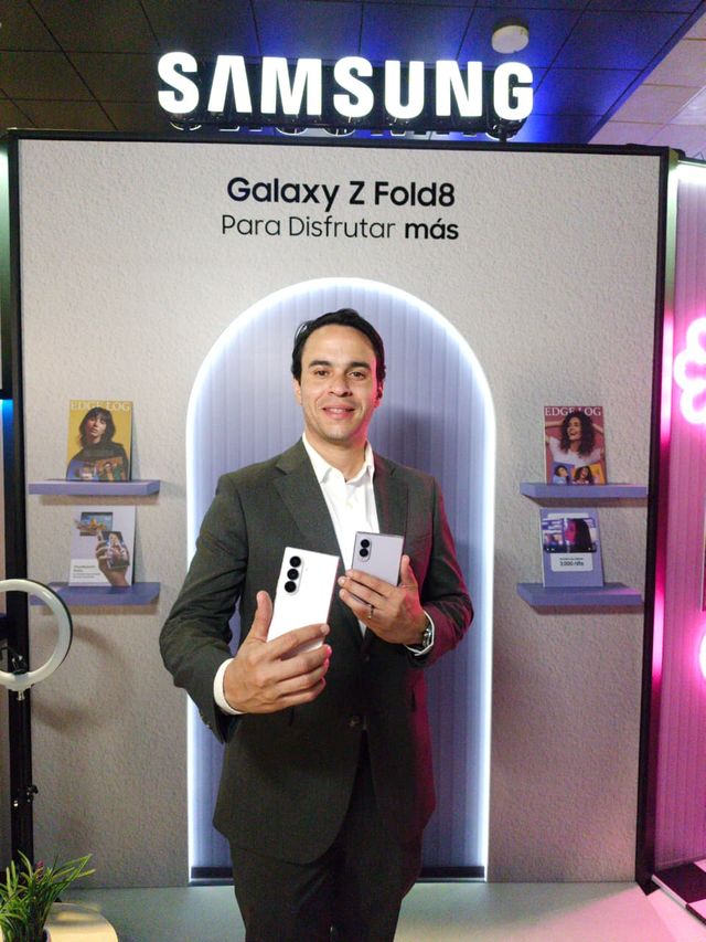 Dos invitados muestran en la muñeca los nuevos Galaxy Watch frente al panel del Galaxy Watch Ultra2