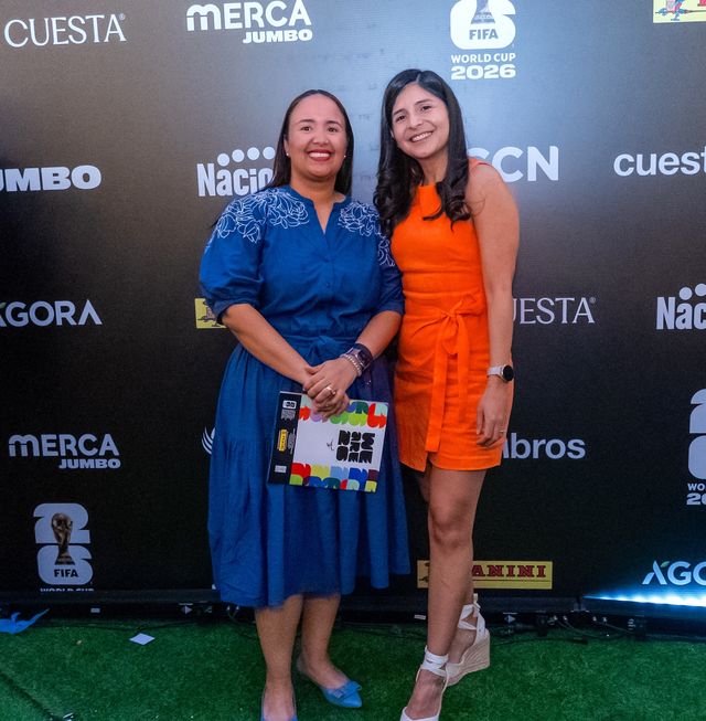 Lidia Castro y Leslie Medina con el álbum Panini