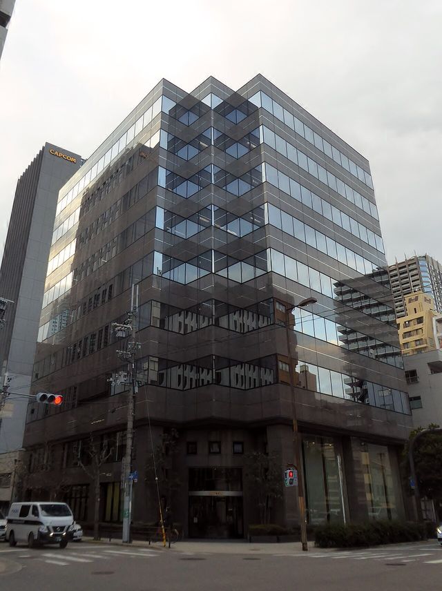 Edificio de cristal de la sede de Capcom en Osaka, Japón