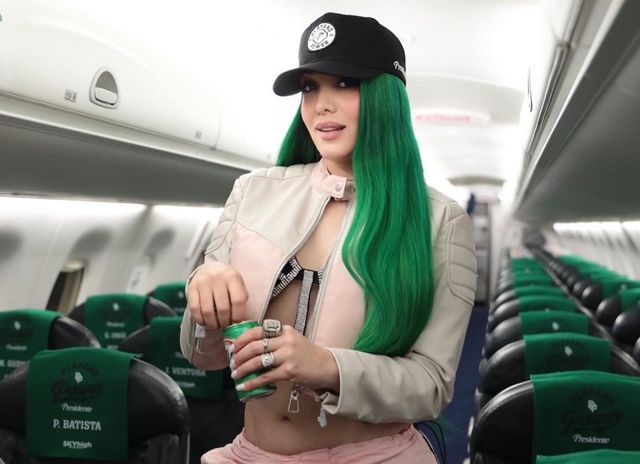 Karen Yapoort luce melena verde en apoyo al Plátano Power
