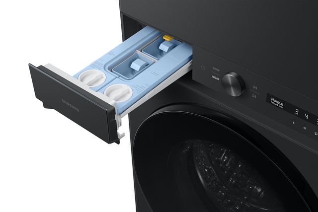 Dispensador de detergente abierto en una lavasecadora Samsung negra