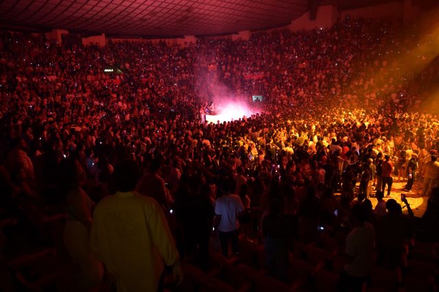 Vista de la Gran Arena del Cibao llena durante el concierto de Rawayana