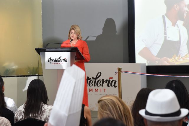 Marcelle Álvarez, creadora y organizadora de Hostelería Summit, habla desde el podio