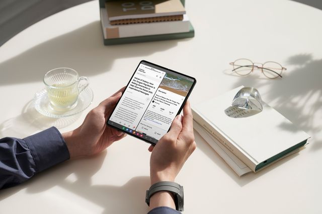 Un Galaxy Z Fold abierto con la pantalla dividida sobre una mesa