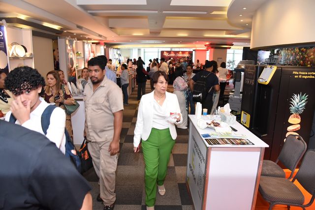 Visitantes recorren la exposición comercial de Hostelería Summit en el Hotel Catalonia Santo Domingo