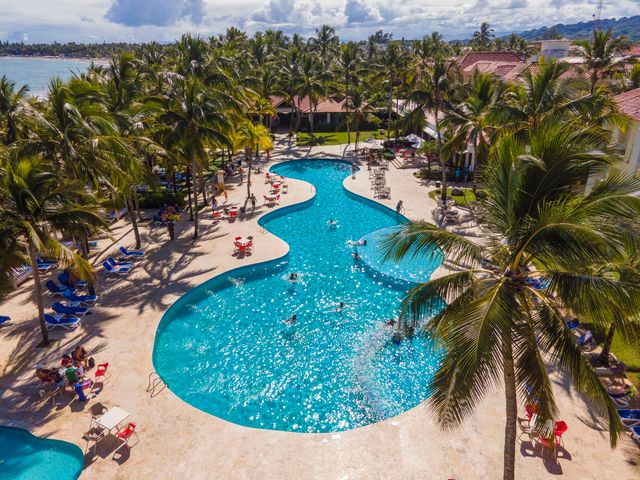 Vista aérea de la piscina y las palmeras de Viva Tangerine en Cabarete
