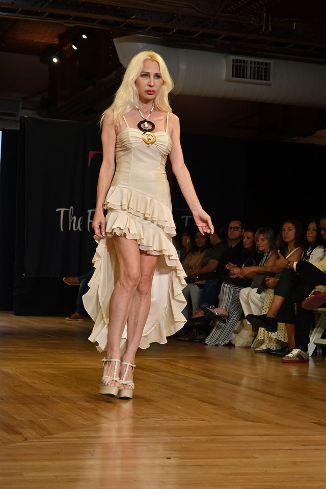 Modelo con vestido de flecos y joyería de Cima en la pasarela de The Fashion Life Tour