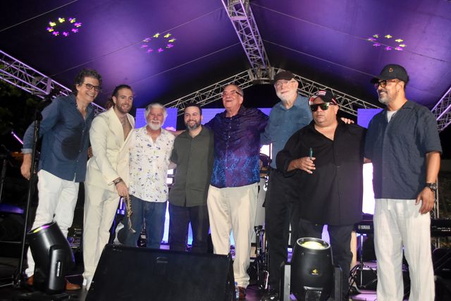 Los músicos de la novena edición del Festival Internacional de Jazz Restauración posan juntos sobre la tarima al cierre de la noche