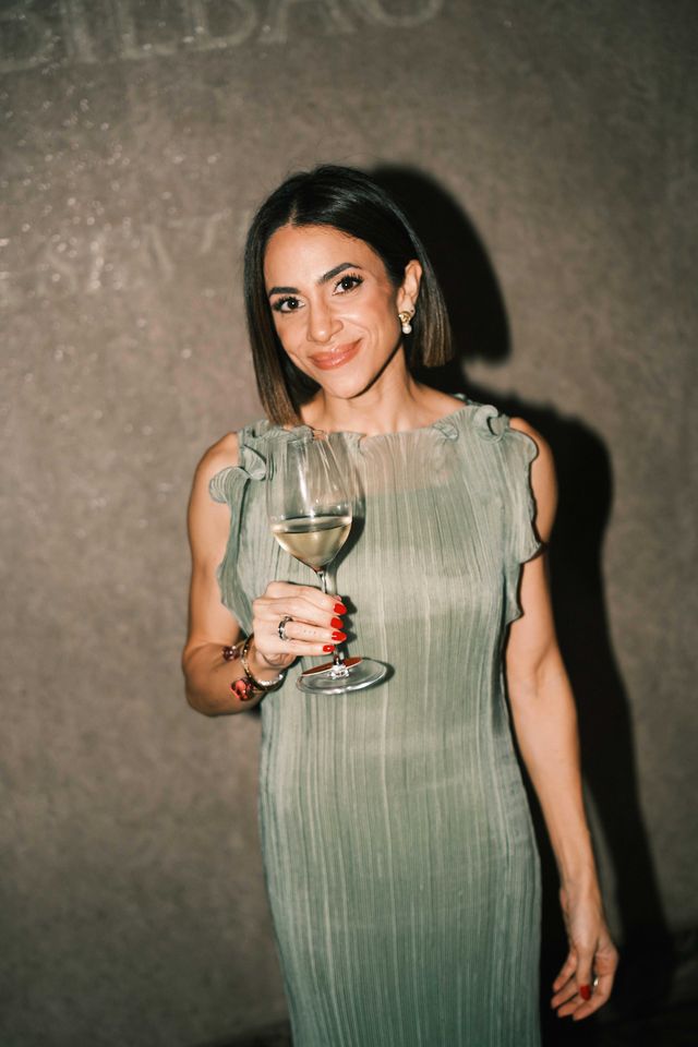 Sharon Sued con una copa de vino blanco