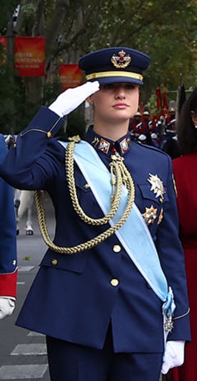 La princesa Leonor, con uniforme de gala azul y banda celeste, hace el saludo militar