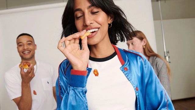 Heinz lanza colección de ropa con manchas de ketchup
