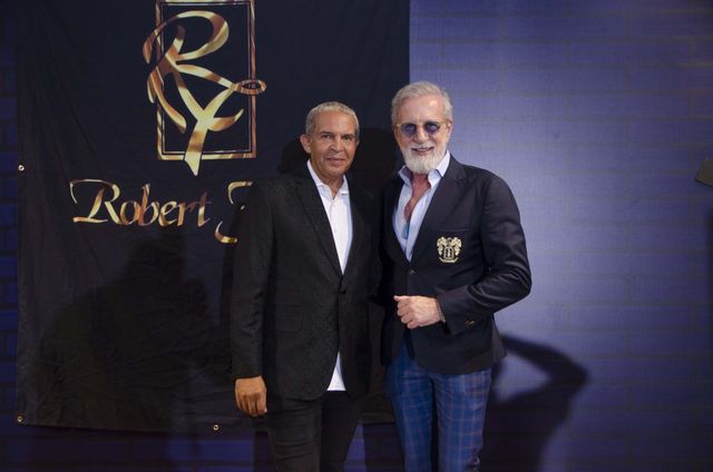 Diseñador Robert Flores presenta colección History