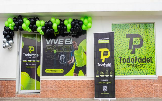 Fachada de Todo Pádel decorada con globos verdes y negros