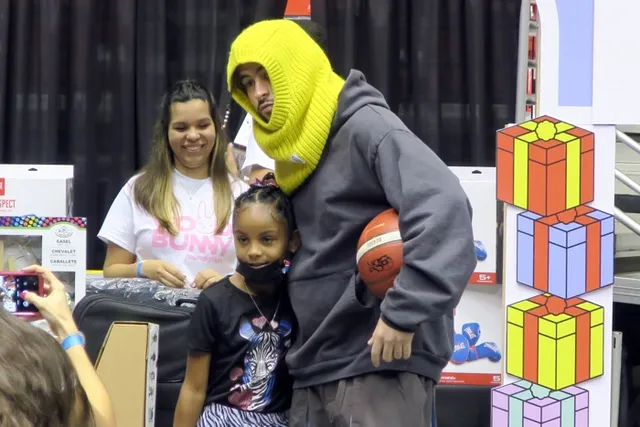 Bad Bunny reparte 25 mil regalos a niños de Puerto Rico