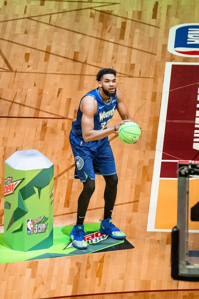 Karl-Anthony Towns se prepara para lanzar en el concurso de triples del All-Star de 2022