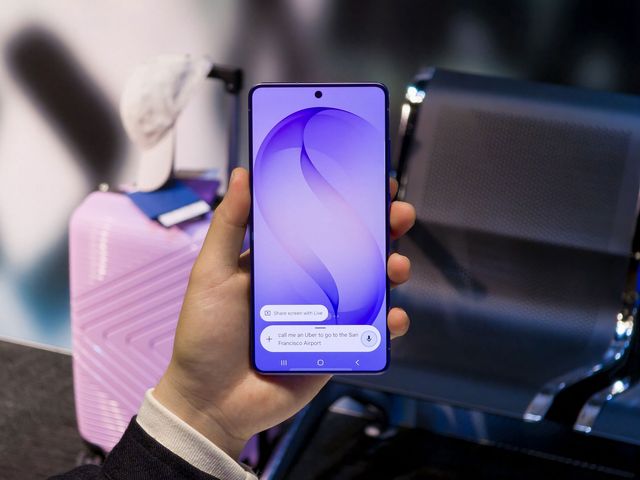 Una mano sostiene un Galaxy S26 Ultra en una sala de espera de aeropuerto