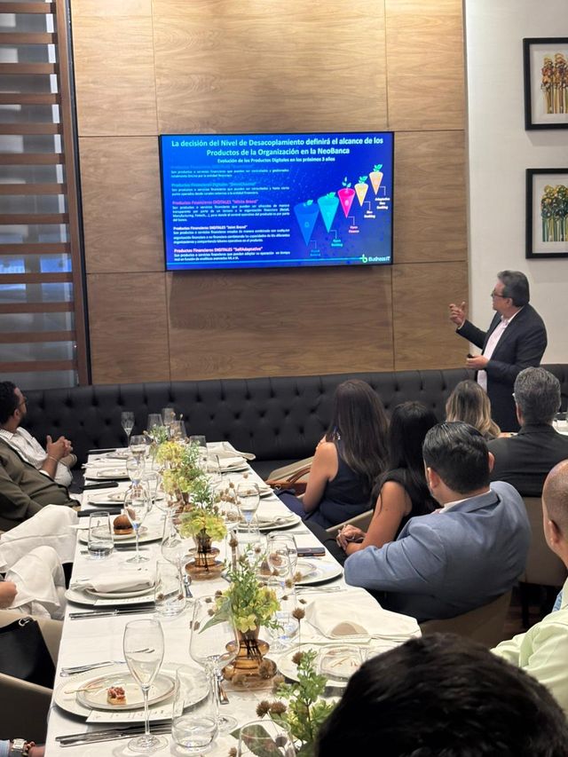 Un expositor de Business IT presenta frente a una pantalla ante los asistentes
