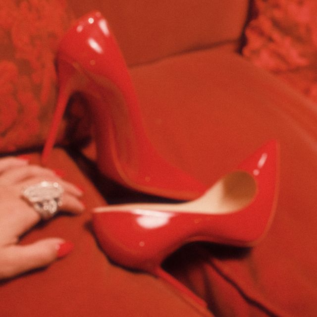 Portada de «Perdón si no te llamé»: zapatos de tacón rojos sobre un sofá rojo