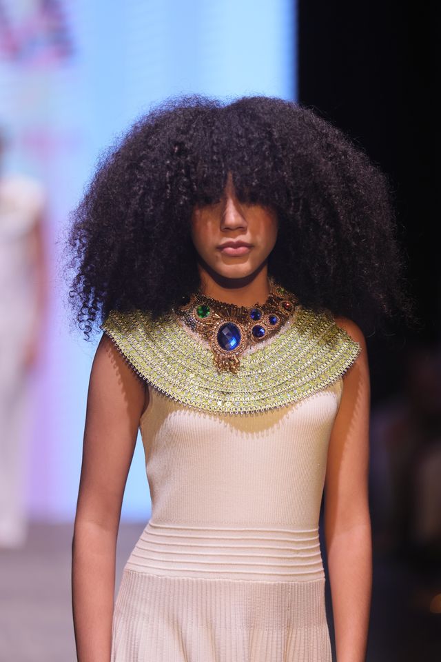 Modelo con un collar de piedra azul de la colección «Alquimia»