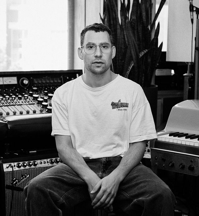 Retrato en blanco y negro de Jack Antonoff en los estudios Electric Lady de Nueva York en 2023