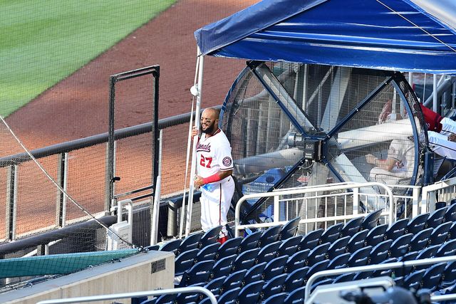 Emilio Bonifacio, con el uniforme número 27 de los Nacionales de Washington, sonríe junto al dugout en julio de 2020