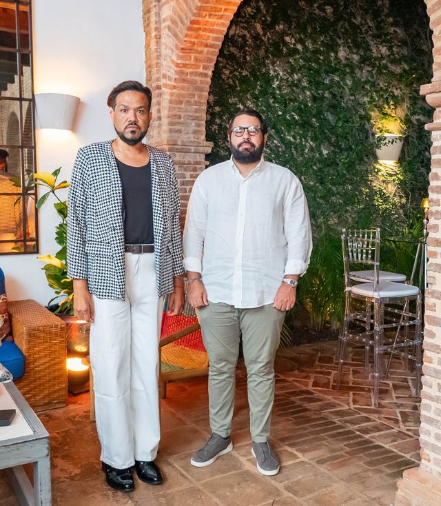 Aneury Pilar y Francisco Valdez bajo un arco de ladrillo
